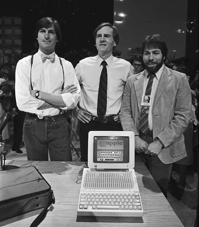 Steve Jobs, Ronald Wayne e Steve Wozniak.